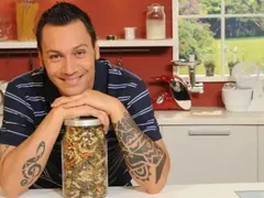 Уволниха Лео! (Италианецът не знае как да държи черпака)