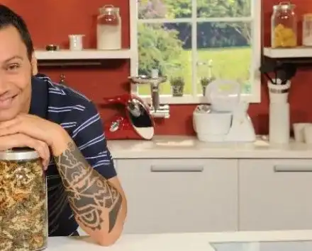 Уволниха Лео! (Италианецът не знае как да държи черпака)