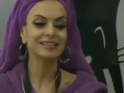 Лияна излиза с тежък грим от банята на „ВИП Брадър”?! (ФОТО+ВИДЕО)