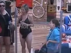 Гръм и мълнии! Мира Радева свали дрехите! (СНИМКИ)