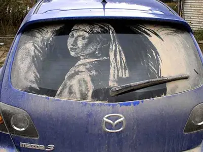 Художник рисува върху мръсни коли (Снимки)