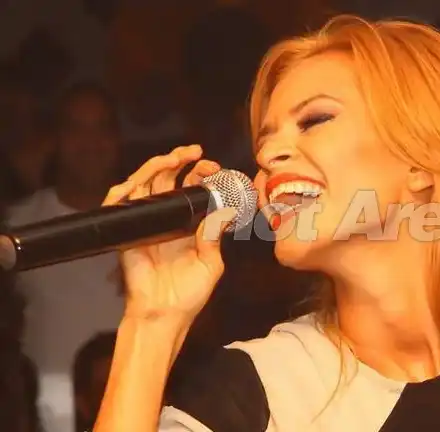 Пепеляшка! Преслава си купи златни обувки от Америка! (УНИКАЛНИ СА, ВИЖТЕ ГИ)