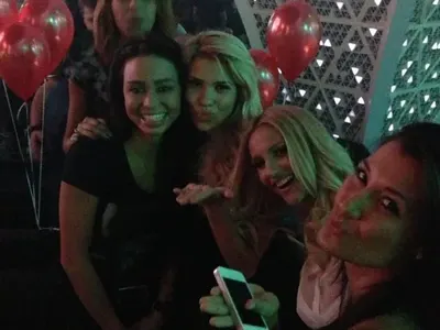 ЯК КУПОН! Виж как Звезделина отпразнува ЧРД с приятелки и врагини (СНИМКИ)