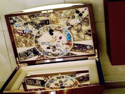 Министър подари на любовница 51 000 бижута (СНИМКИ)