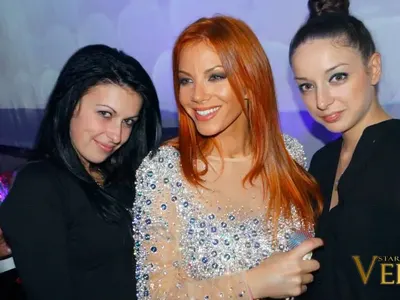 Издънка! Ботоксът на Емилия я предаде при премиерата на НОВАТА й визия! (Виж как й увисна лицето)