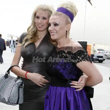 Галена Димова пропя за откриване на фолк дискотека