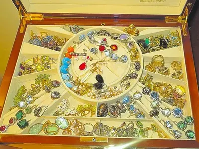 Министър подари на любовница 51 000 бижута (СНИМКИ)