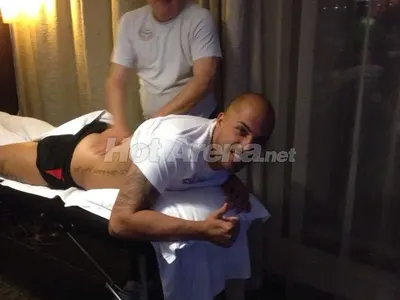 Ники Михайлов повери тялото си в ръцете на мъж! (СНИМКА)