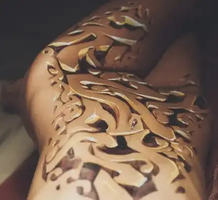 Уникално! Дърворезба върху женско тяло (Снимки)