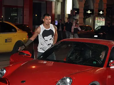 ЕКСКЛУЗИВНО! Конфискуваха 2 коли на Валери Божинов! Футболистът ИЗНЕМОГВА (Подробности)