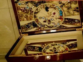 Министър подари на любовница 51 000 бижута (СНИМКИ)