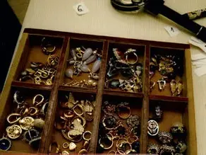 Министър подари на любовница 51 000 бижута (СНИМКИ)