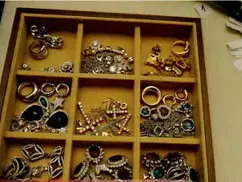 Министър подари на любовница 51 000 бижута (СНИМКИ)