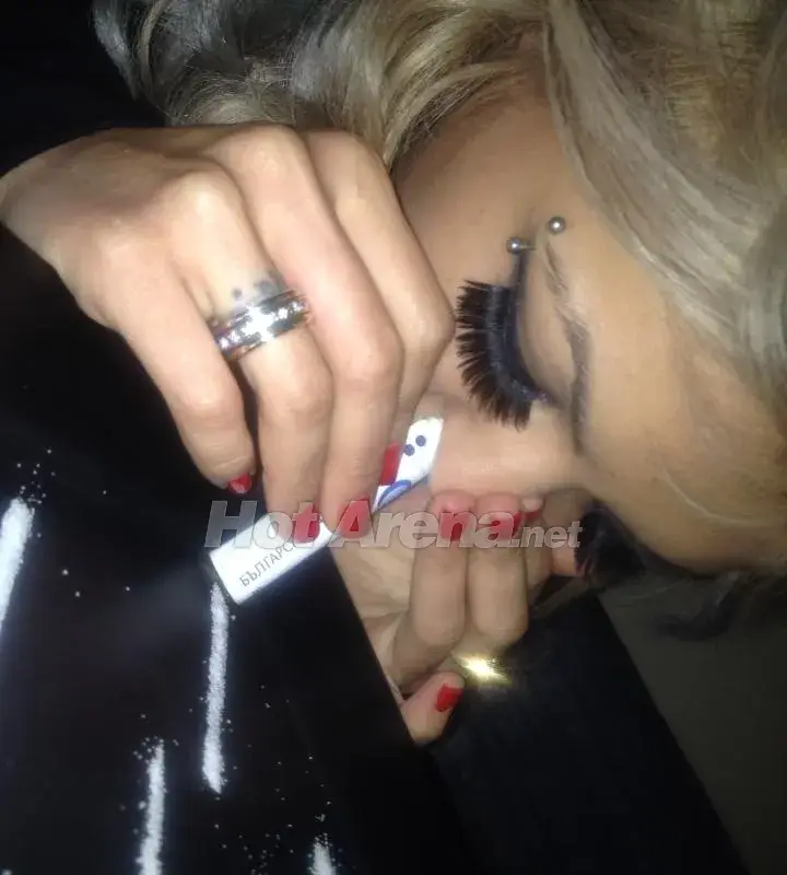 СКАНДАЛ! Снимаха наша чалга певица как шмърка! (Вижте коя е и какво точно си слага в носа)