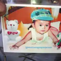 2-годишно дете цери с благословия