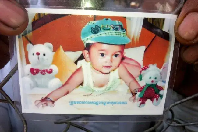 2-годишно дете цери с благословия