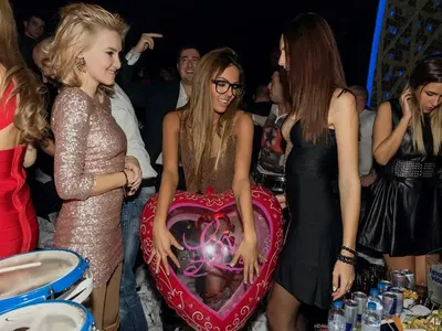 ШИК! Снимки без ФОТОШОП от рождения ден на Николета! (Азис и Карбовски аут от партито?)