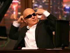 ПОХВАЛНО! Слави раздал 200 бона на бедни и болни! (Не парадира с добрините си)