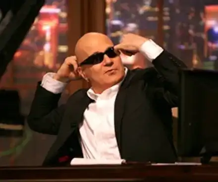 ПОХВАЛНО! Слави раздал 200 бона на бедни и болни! (Не парадира с добрините си)