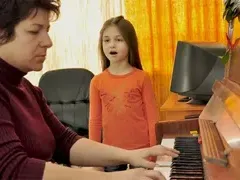 Експлоатира ли Слави малката Крисия?