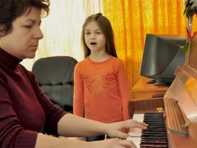 Експлоатира ли Слави малката Крисия?