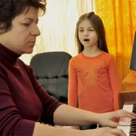 Експлоатира ли Слави малката Крисия?