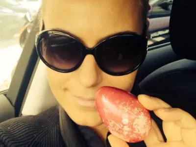 На Великден: Николета вири крака, Алисия пише приказни яйца (Виж мързела и идеите на звездите в СНИМКИ)