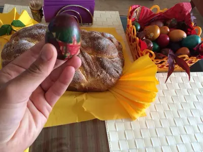 На Великден: Николета вири крака, Алисия пише приказни яйца (Виж мързела и идеите на звездите в СНИМКИ)