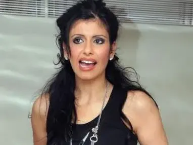 Очевидец: Анелия е обезобразена! Изду джуки, прилича на ужилена! (Разказ на фен)