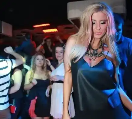 Андреа пак провокира със зърна! Готви нов клип само по моцарели (СНИМКИ)