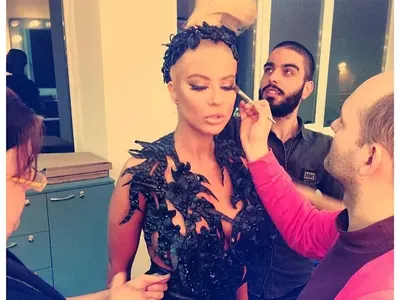 Андреа пак провокира със зърна! Готви нов клип само по моцарели (СНИМКИ)