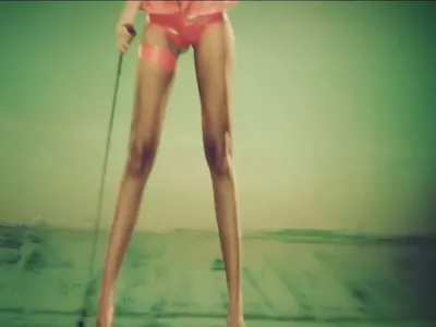 КУРИОЗЕН ПРОВАЛ на Андреа! Прецакаха клипа й, лъсна истината за „дългите“ й крака (СНИМКИ)