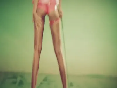 КУРИОЗЕН ПРОВАЛ на Андреа! Прецакаха клипа й, лъсна истината за „дългите“ й крака (СНИМКИ)