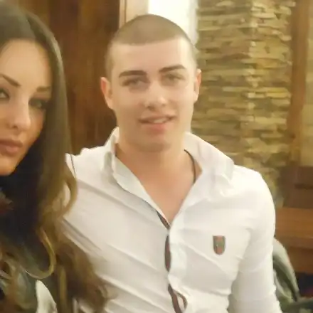 Гаджето на Симона абитуриент! А сега накъде? (Загорова го дърпала надолу?)