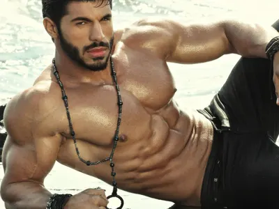 СТАНА КОМИЧЕН! Фики Стораро помпа бицепс с фотошоп, излезе му рамото! (ФОТО)