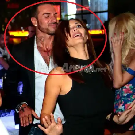 НОВА ДВОЙКА? Благо Георгиев заби провалената годеница на Сираков (Снимки как се свалят)