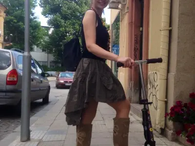 УНИЖЕНИЕ! Докато Иван води Ирина по чужбина, Вихра джитка с тротинетка (СНИМКИ)