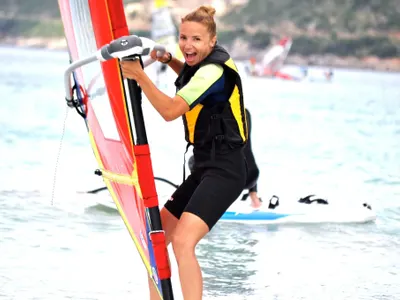 УНИЖЕНИЕ! Докато Иван води Ирина по чужбина, Вихра джитка с тротинетка (СНИМКИ)