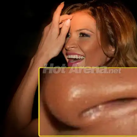 ФОТО БОМБА! Преслава с нещо бялo в носа! (Какво става с певицата?!)