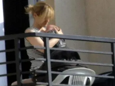 Бебешки неволи! Кой снима новородените на родните звезди? (ТОП 5 на папарашките СНИМКИ)