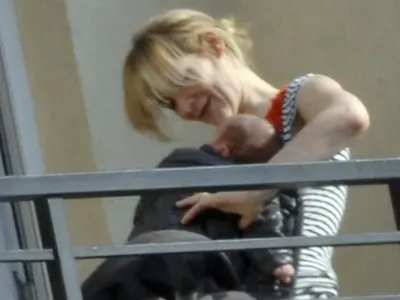 Бебешки неволи! Кой снима новородените на родните звезди? (ТОП 5 на папарашките СНИМКИ)