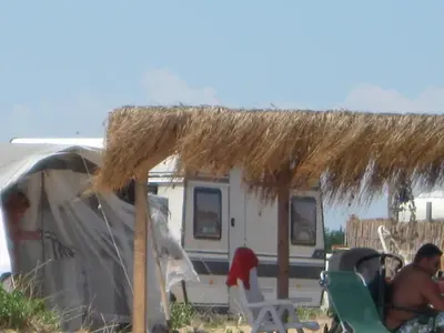 Живот си живеят! Вижте вилите и караваните на известните на морето! (Подробни снимки)