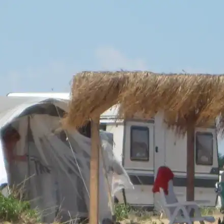 Живот си живеят! Вижте вилите и караваните на известните на морето! (Подробни снимки)