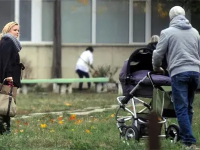 Бебешки неволи! Кой снима новородените на родните звезди? (ТОП 5 на папарашките СНИМКИ)