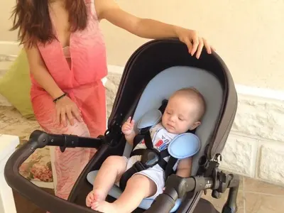 Синът на Весела Тотева и Елин Топузаков се вози в количка „Астън Мартин” за 5 000 лв.