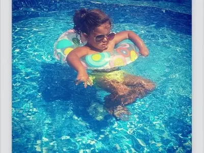 Баровка! Кипрят малката Никол със слънчеви очила (СЛАДКО ФОТО)