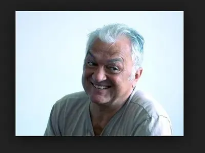 На 62 Сашо Диков влюбен до уши! (Хванаха го да прави джиджи-биджи на плажа)