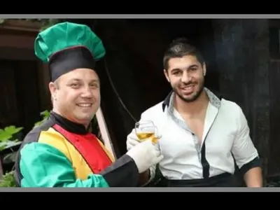 БИЗНЕС! Бабата на Фики пече кебапчета на собствена сергия на Женския пазар