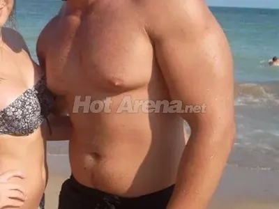 Да живее ФОТОШОПЪТ! Фики има тяло на Аполон? Само в мечтите си (ШОК РАЗЛИКА)