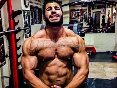 Да живее ФОТОШОПЪТ! Фики има тяло на Аполон? Само в мечтите си (ШОК РАЗЛИКА)